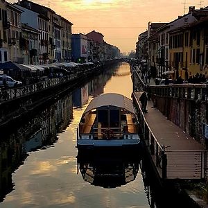 La Boheme Navigli - quiet vintage junior suite with cozy balcony attic 5th floor - tranquilla Mansarda con balcone vista giardino 5 piano - metro' verde -green subway Porta Genova